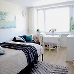 Stella\'S Tallinn Airport Apartment - Near Tallinn Airport And Tallinn Bus Station - Near Tram, Bus And Train Stops - Free Wifi, Parking And Netflix - Bath - New Renovation