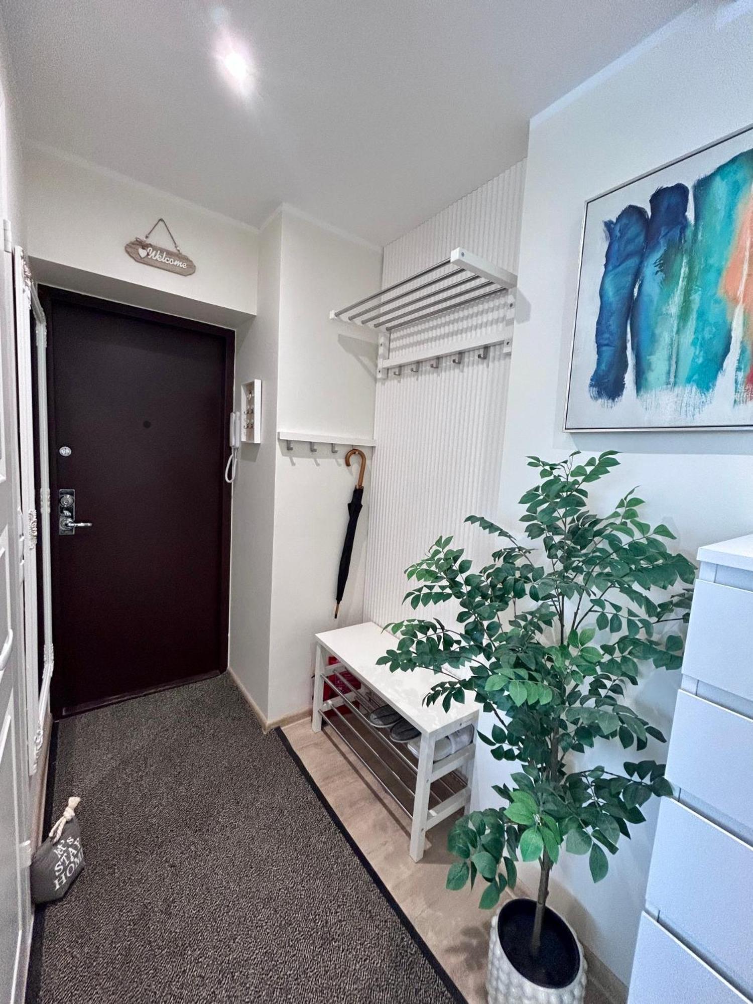 Dzīvoklis Stella's Airport - Near Airport And Bus Station - Near Tram, Bus And Train Stops - Free Wifi, Parking And Netflix - Bath - New Renovation *