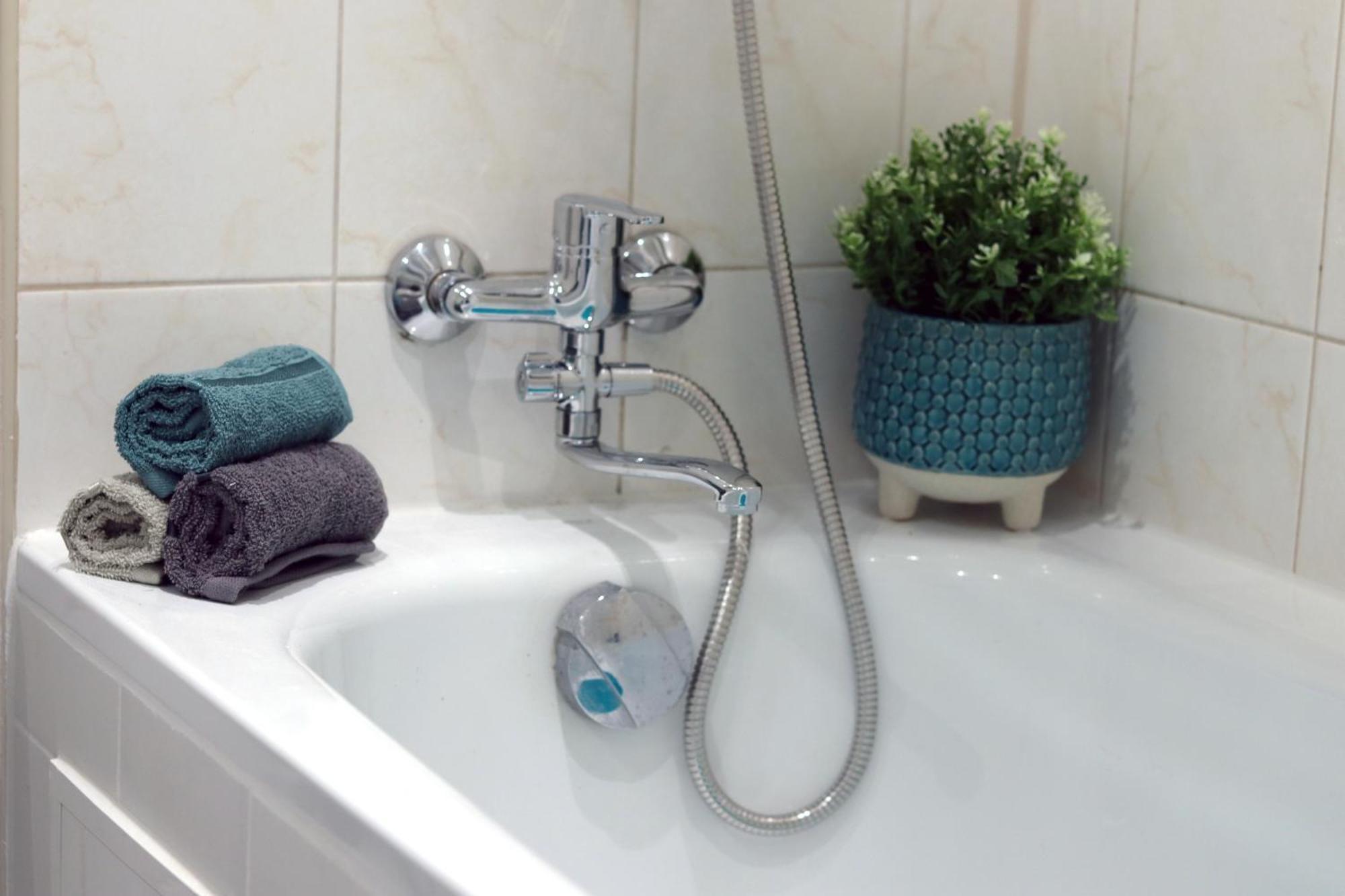 Stella's Airport - Near Airport And Bus Station - Near Tram, Bus And Train Stops - Free Wifi, Parking And Netflix - Bath - New Renovation *