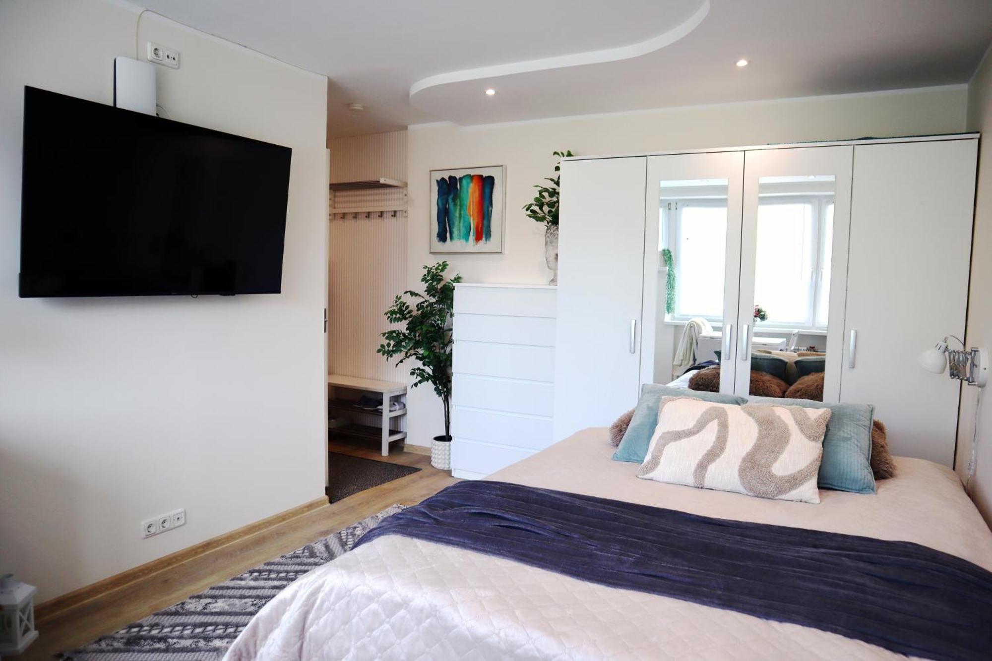 Dzīvoklis Stella's Airport - Near Airport And Bus Station - Near Tram, Bus And Train Stops - Free Wifi, Parking And Netflix - Bath - New Renovation